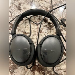 1 Delta business class headphones w/ noise cancellation!
